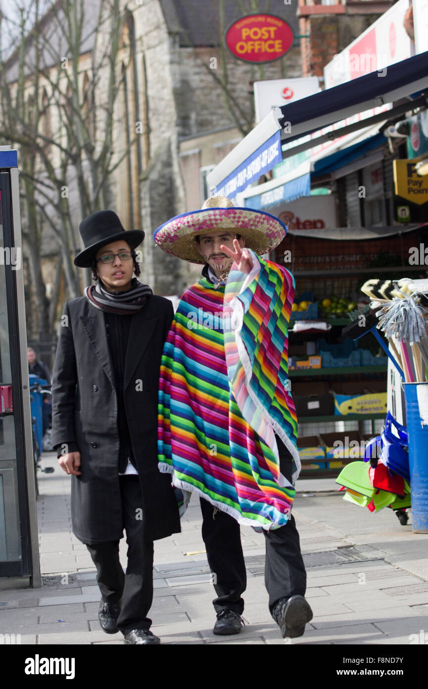 Purim 2015 a Stamford Hill, London il più grande Hasidic comunità ebraica in Europa, con i bambini e i giovani in costume Foto Stock Purim 2015 a Stamford Hill, London il più grande Hasidic comunità ebraica in Europa, con i bambini e i giovani in costume Foto Stock