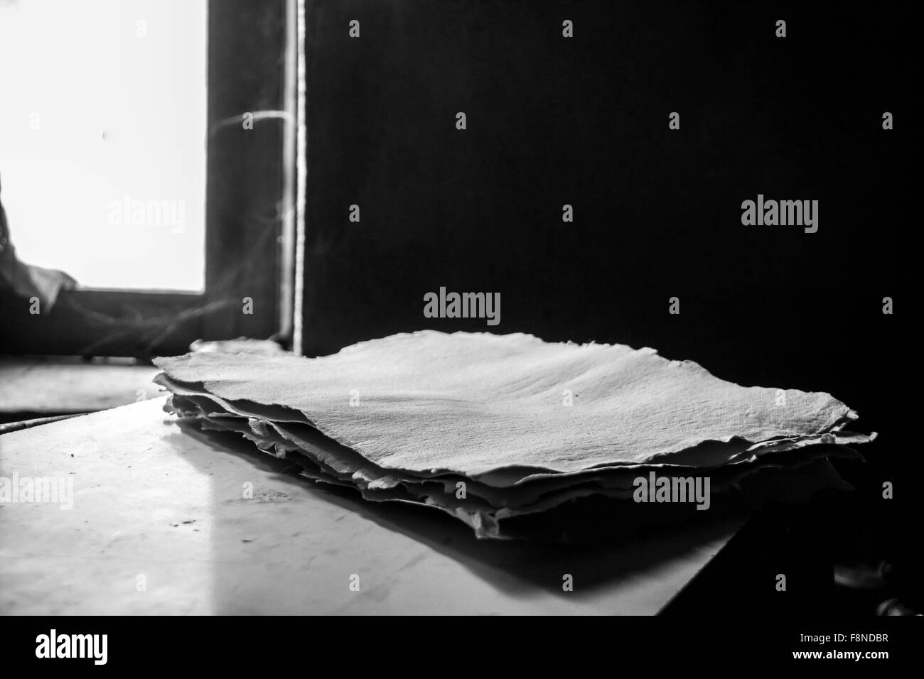 Antica cartiera. Vecchio tradizionale processo di produzione della carta Foto Stock