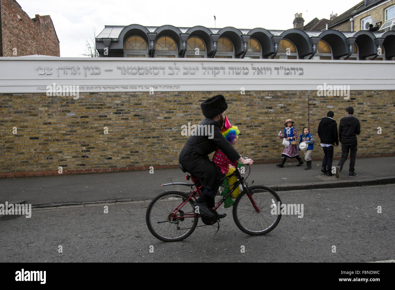Purim 2015 a Stamford Hill, London il più grande Hasidic comunità ebraica in Europa, con i bambini e i giovani in costume Foto Stock Purim 2015 a Stamford Hill, London il più grande Hasidic comunità ebraica in Europa, con i bambini e i giovani in costume Foto Stock