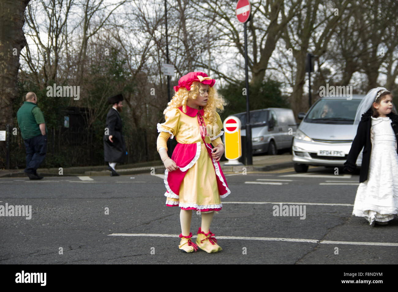Purim 2015 a Stamford Hill, London il più grande Hasidic comunità ebraica in Europa, con i bambini e i giovani in costume Foto Stock Purim 2015 a Stamford Hill, London il più grande Hasidic comunità ebraica in Europa, con i bambini e i giovani in costume Foto Stock