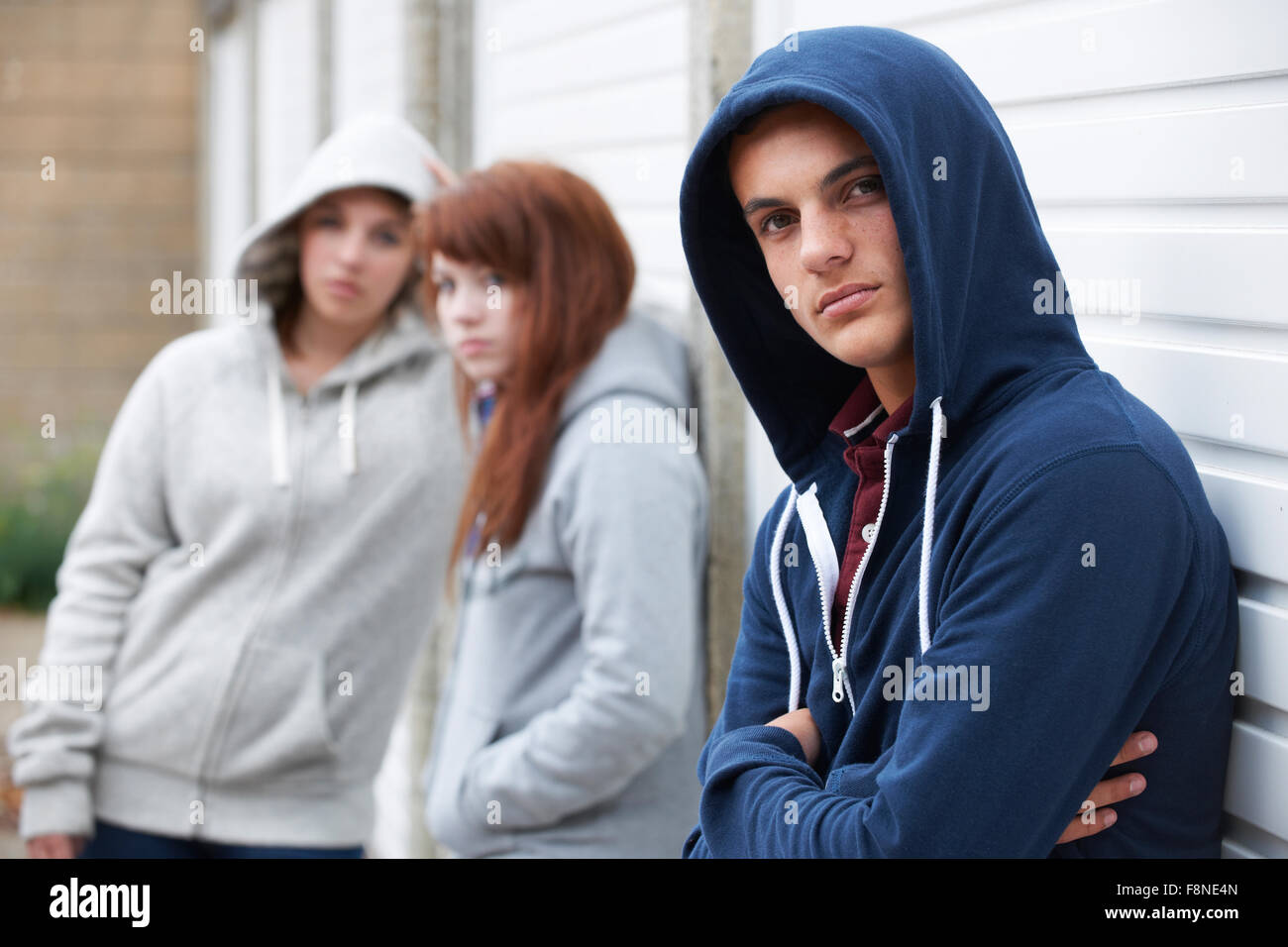 Pista di adolescenti appendere fuori in ambiente urbano Foto Stock