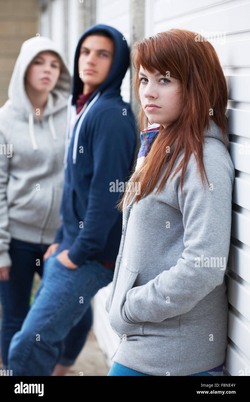 Pista di adolescenti appendere fuori in ambiente urbano Foto Stock