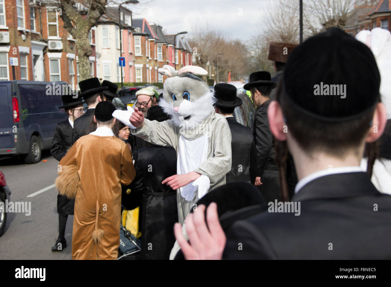 Purim 2015 a Stamford Hill, London il più grande Hasidic comunità ebraica in Europa, con i bambini e i giovani in costume Foto Stock Purim 2015 a Stamford Hill, London il più grande Hasidic comunità ebraica in Europa, con i bambini e i giovani in costume Foto Stock