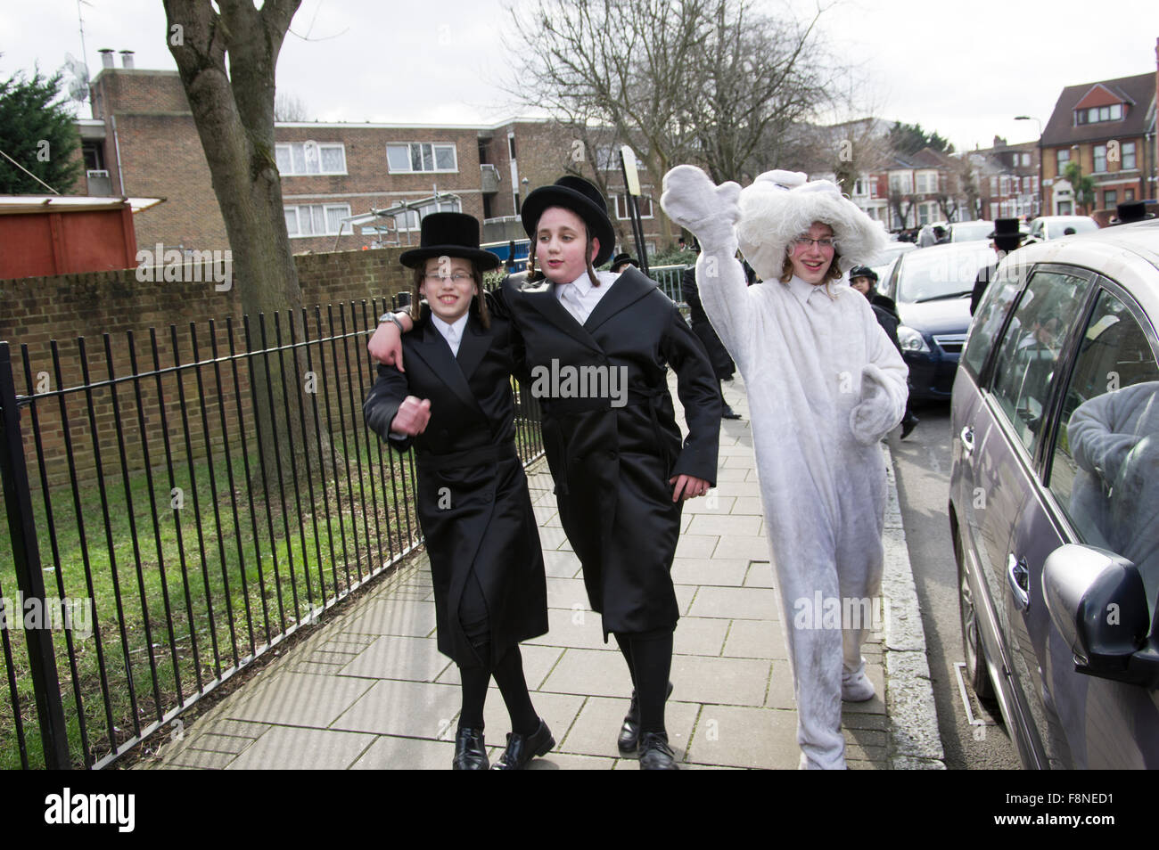 Purim 2015 a Stamford Hill, London il più grande Hasidic comunità ebraica in Europa, con i bambini e i giovani in costume Foto Stock Purim 2015 a Stamford Hill, London il più grande Hasidic comunità ebraica in Europa, con i bambini e i giovani in costume Foto Stock