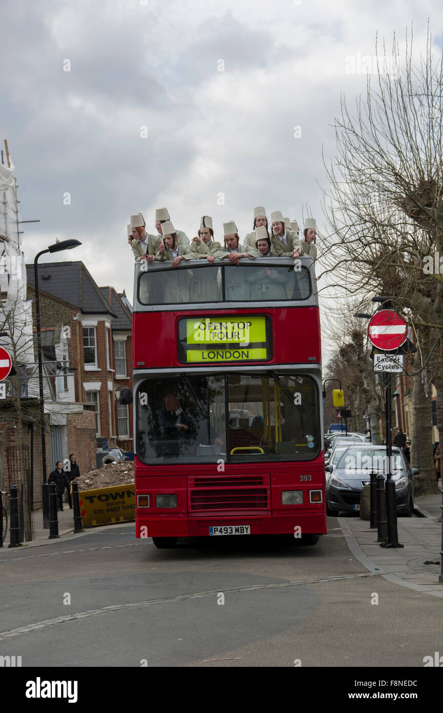 Purim 2015 a Stamford Hill, London il più grande Hasidic comunità ebraica in Europa, con i bambini e i giovani in costume Foto Stock Purim 2015 a Stamford Hill, London il più grande Hasidic comunità ebraica in Europa, con i bambini e i giovani in costume Foto Stock