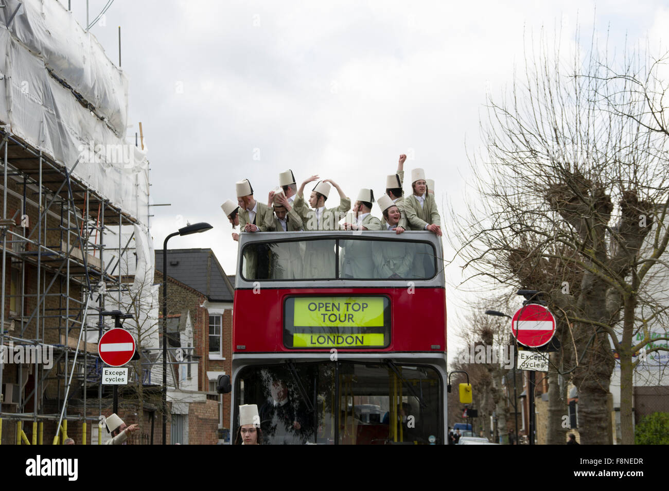 Purim 2015 a Stamford Hill, London il più grande Hasidic comunità ebraica in Europa, con i bambini e i giovani in costume Foto Stock Purim 2015 a Stamford Hill, London il più grande Hasidic comunità ebraica in Europa, con i bambini e i giovani in costume Foto Stock