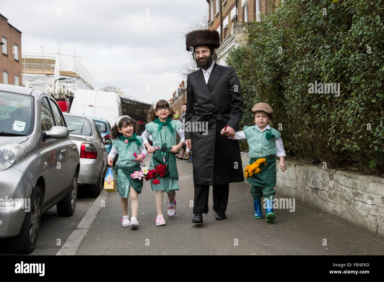 Purim 2015 a Stamford Hill, London il più grande Hasidic comunità ebraica in Europa, con i bambini e i giovani in costume Foto Stock Purim 2015 a Stamford Hill, London il più grande Hasidic comunità ebraica in Europa, con i bambini e i giovani in costume Foto Stock