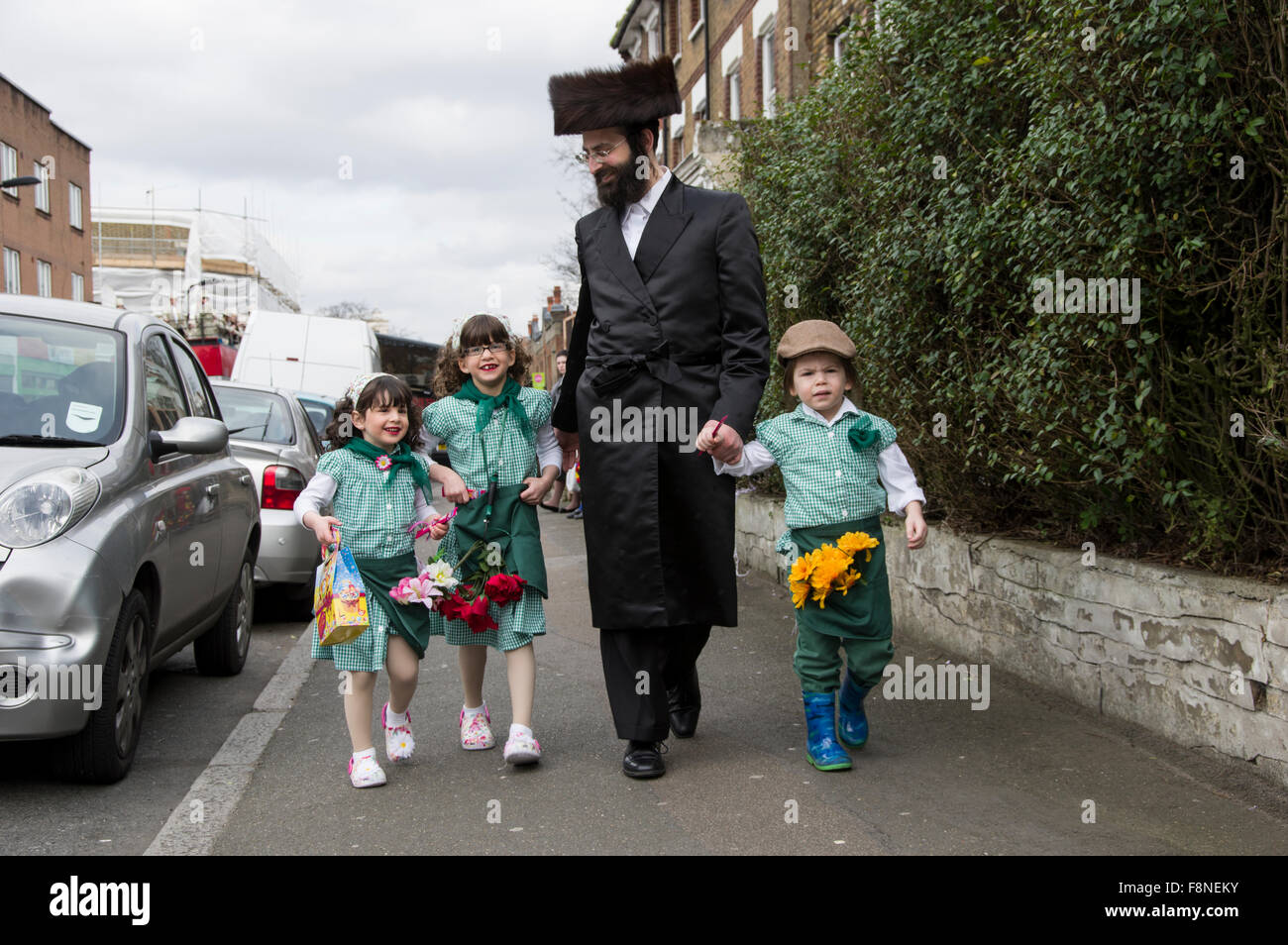 Purim 2015 a Stamford Hill, London il più grande Hasidic comunità ebraica in Europa, con i bambini e i giovani in costume Foto Stock Purim 2015 a Stamford Hill, London il più grande Hasidic comunità ebraica in Europa, con i bambini e i giovani in costume Foto Stock
