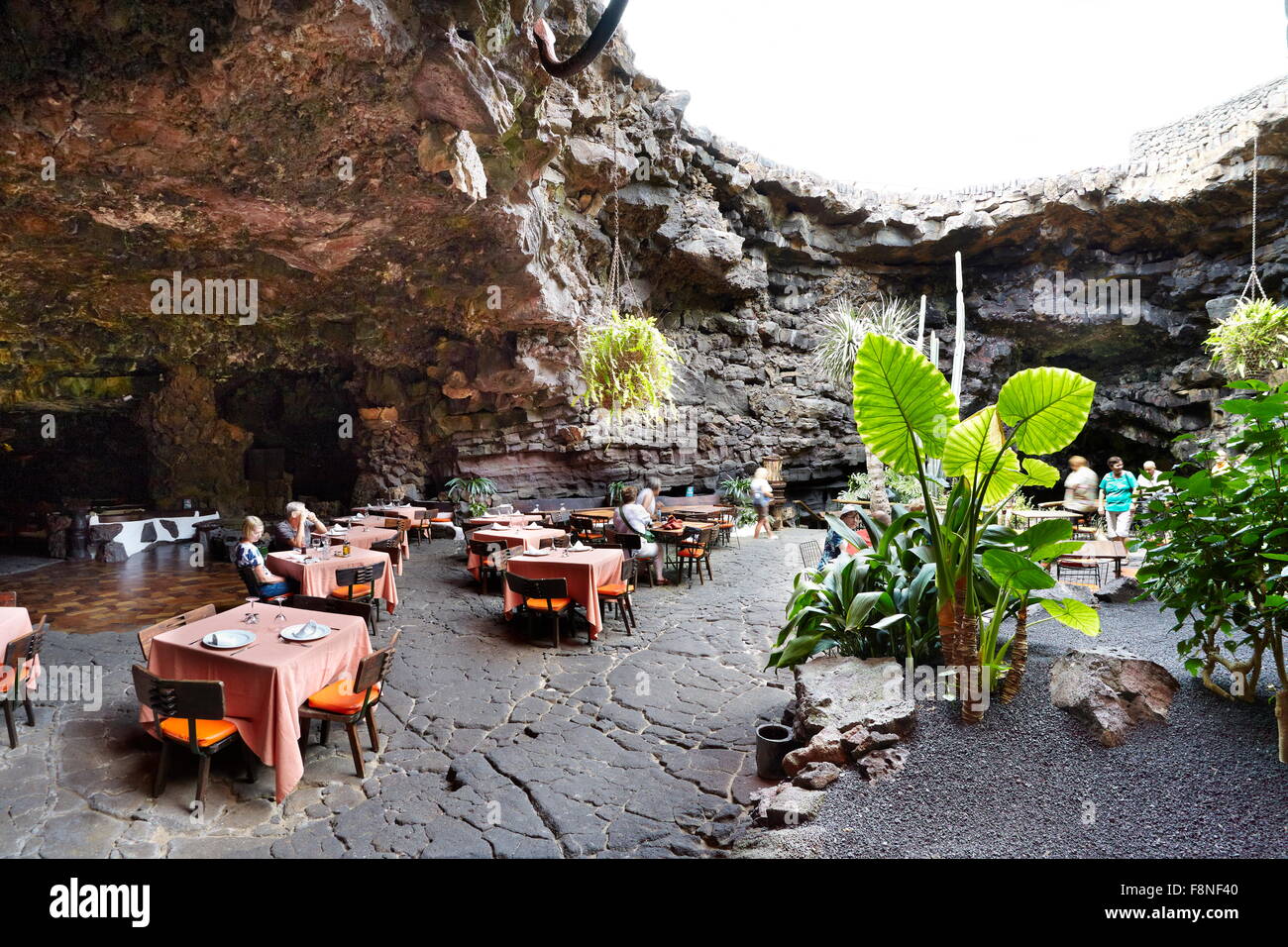 Lanzarote, Jameos del aqua, ristorante in grotta vulcanica, Spagna Isole Canarie Foto Stock