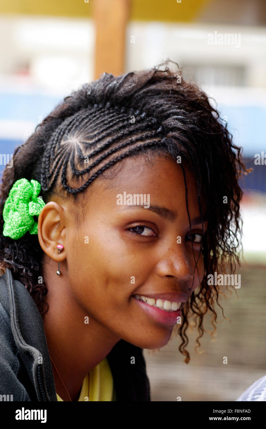 Ragazza con ornati in bella acconciatura africana sulla Boa Vista sull'isola repubblica di Capo Verde Foto Stock