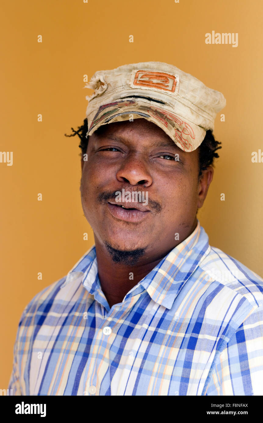 Uomo nigeriano in strappati cappello da baseball e un plaid shirt sorridente sull'isola repubblica di Capo Verde Foto Stock