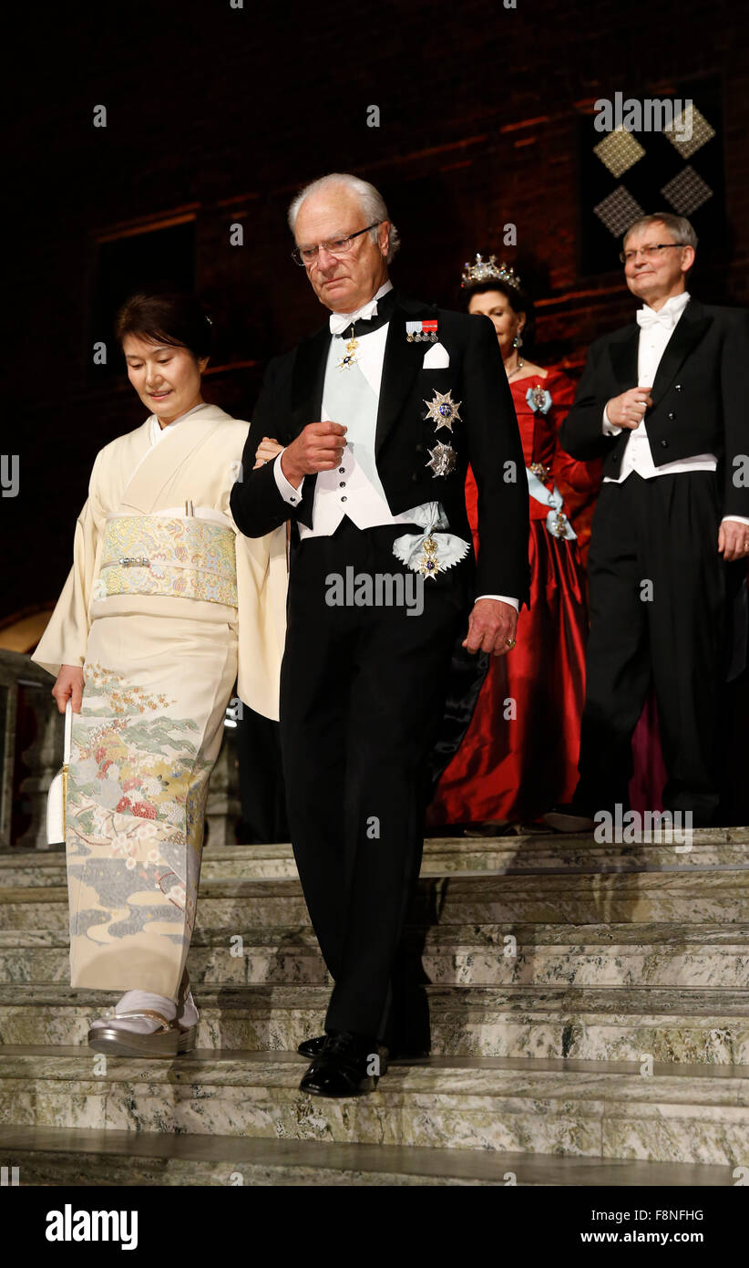 Stoccolma, Svezia. Decimo Dec, 2015. In Svezia il re Carl XVI Gustaf (R) assiste tradizionale banchetto Nobel presso il municipio di Stoccolma, la capitale della Svezia, Dic 10, 2015. Credito: Voi Pingfan/Xinhua/Alamy Live News Foto Stock