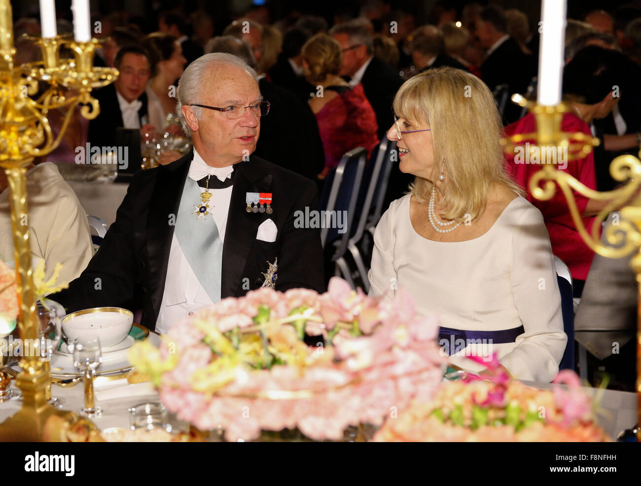 Stoccolma, Svezia. Decimo Dec, 2015. In Svezia il re Carl XVI Gustaf (L) assiste tradizionale banchetto Nobel presso il municipio di Stoccolma, la capitale della Svezia, Dic 10, 2015. Credito: Voi Pingfan/Xinhua/Alamy Live News Foto Stock