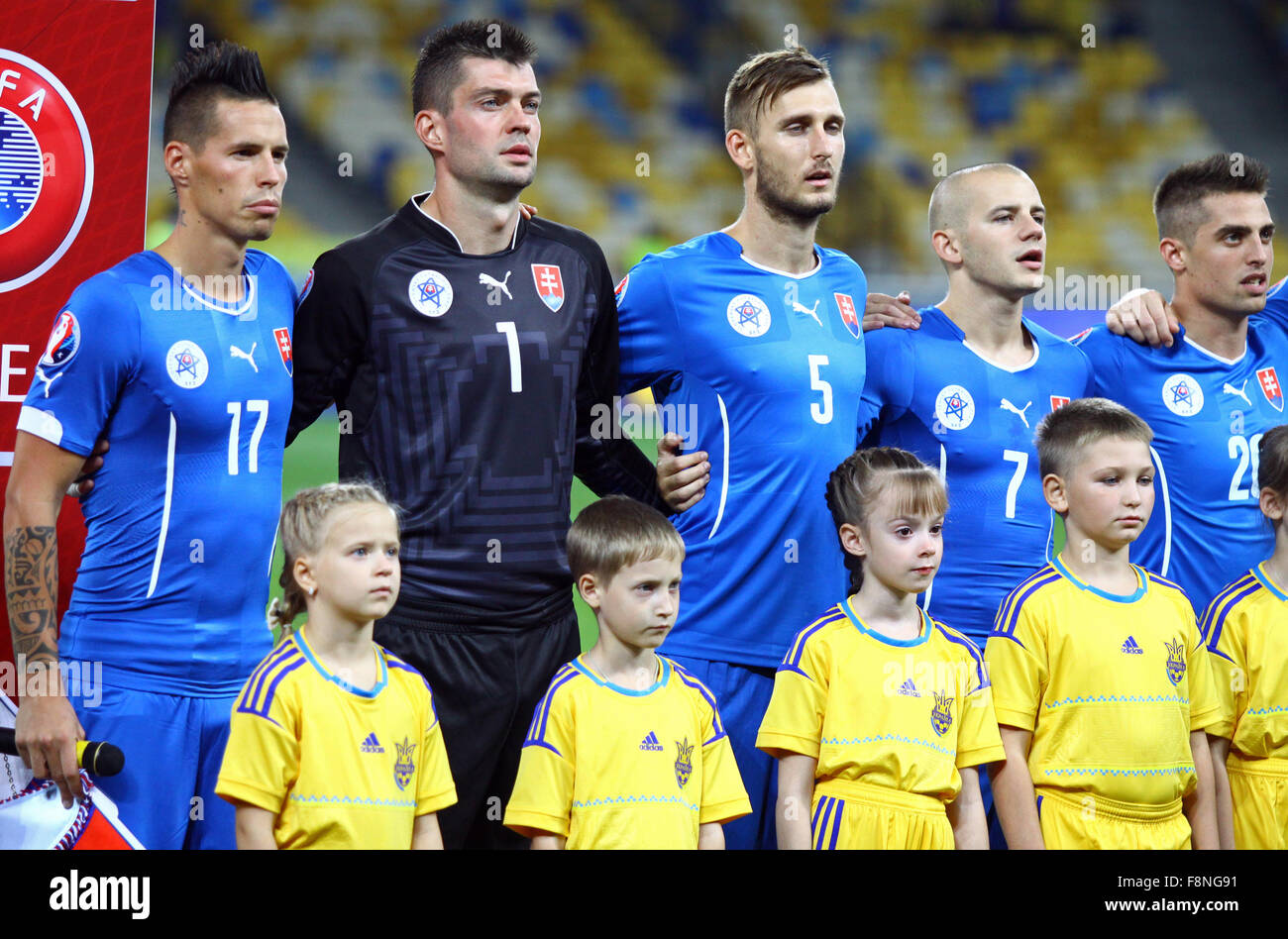 Kiev, Ucraina - 8 Settembre 2014: i giocatori della nazionale di calcio  della Slovacchia canta l inno nazionale prima di UEFA EURO 2016 Qual Foto  stock - Alamy