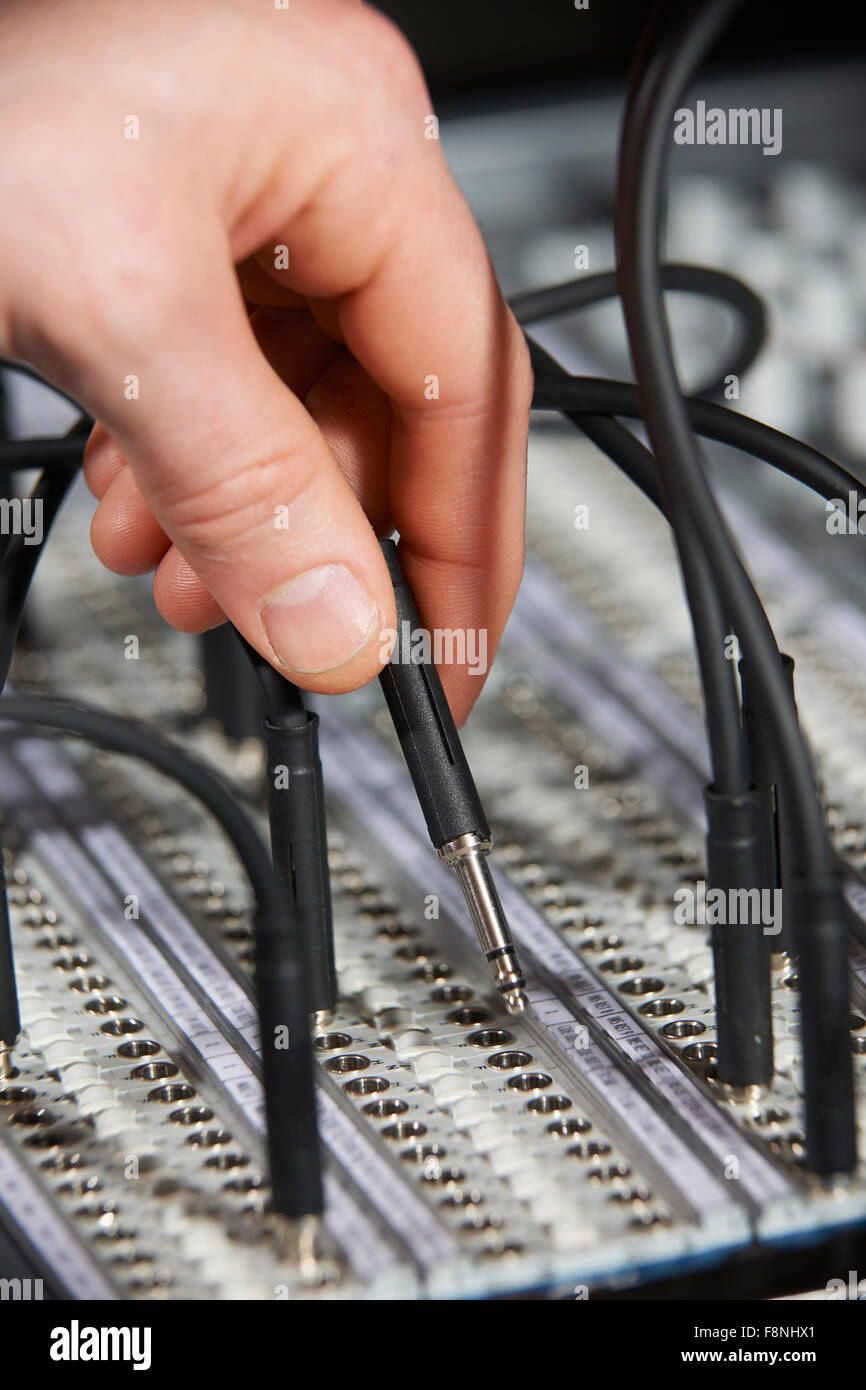 Lato cavo di tamponamento in studio di registrazione sul pannello di patch Foto Stock