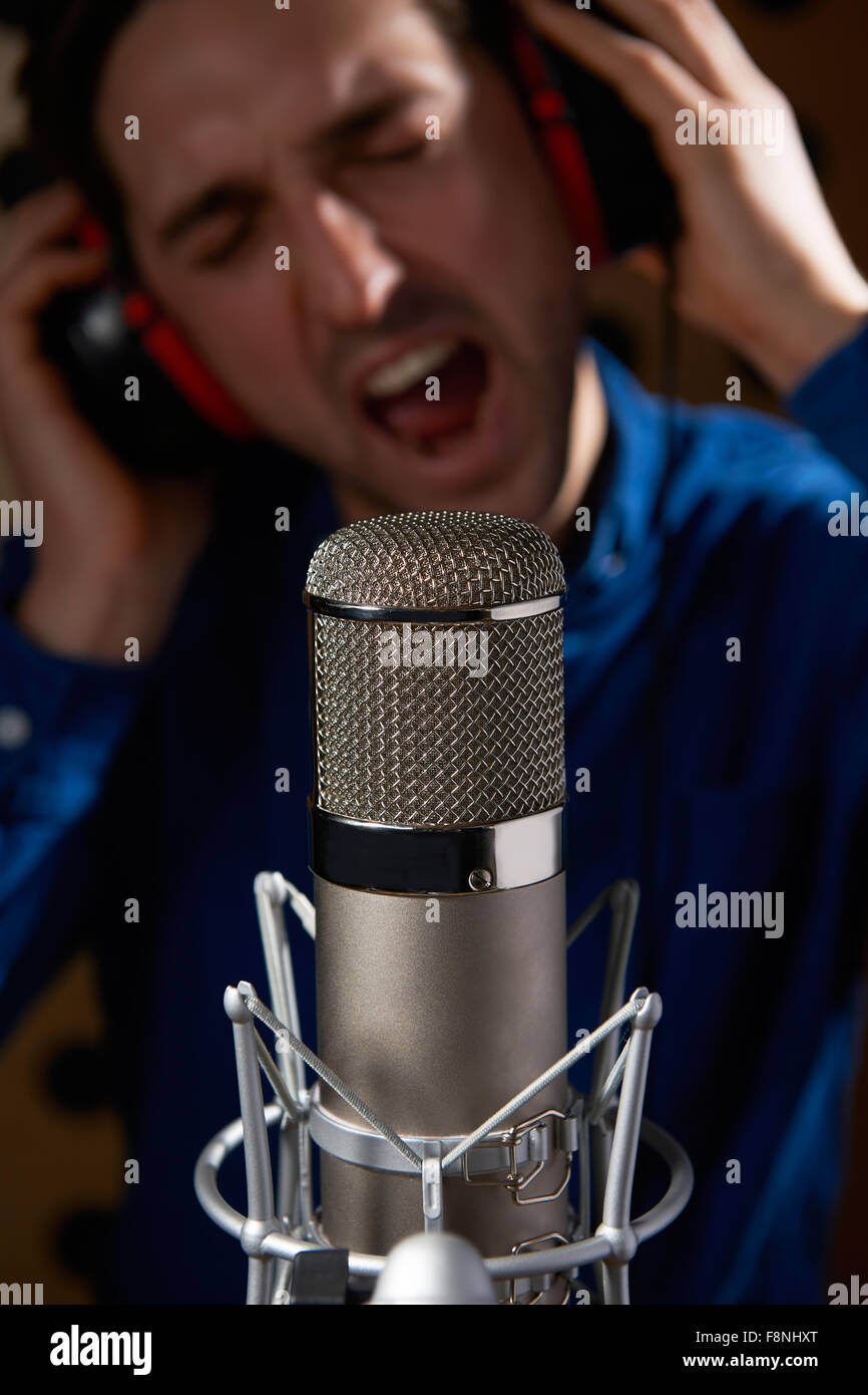 Cantante maschio in studio di registrazione Foto Stock
