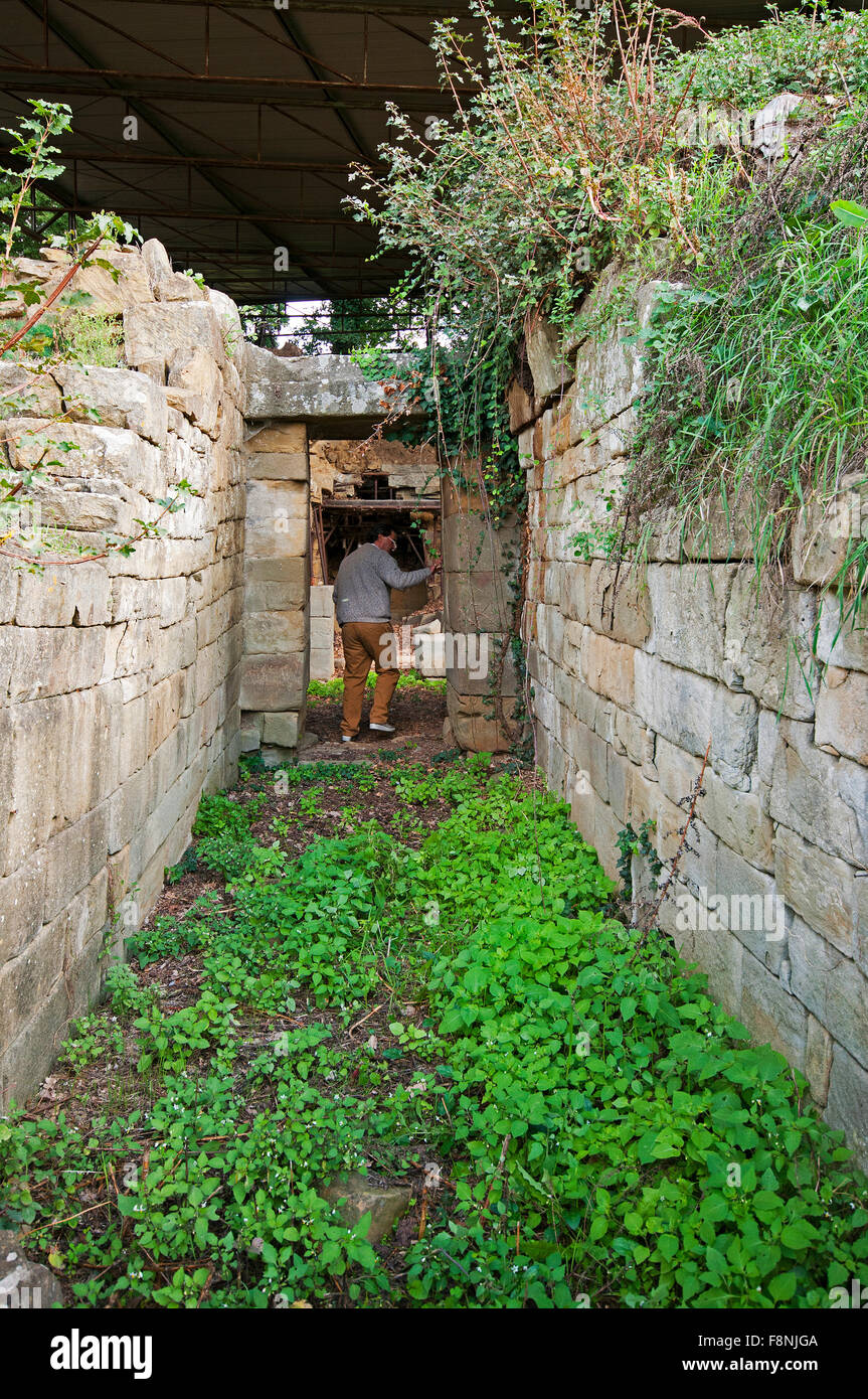 Entrata per le antiche tombe nel Parco Archeologico del Sodo, Cortona, Toscana, Italia Foto Stock