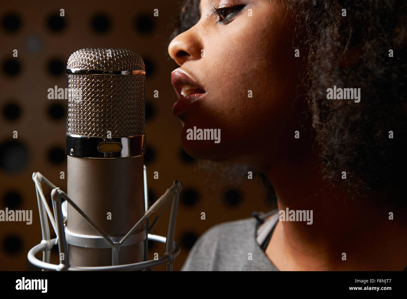 Cantante femminile in studio di registrazione Foto Stock