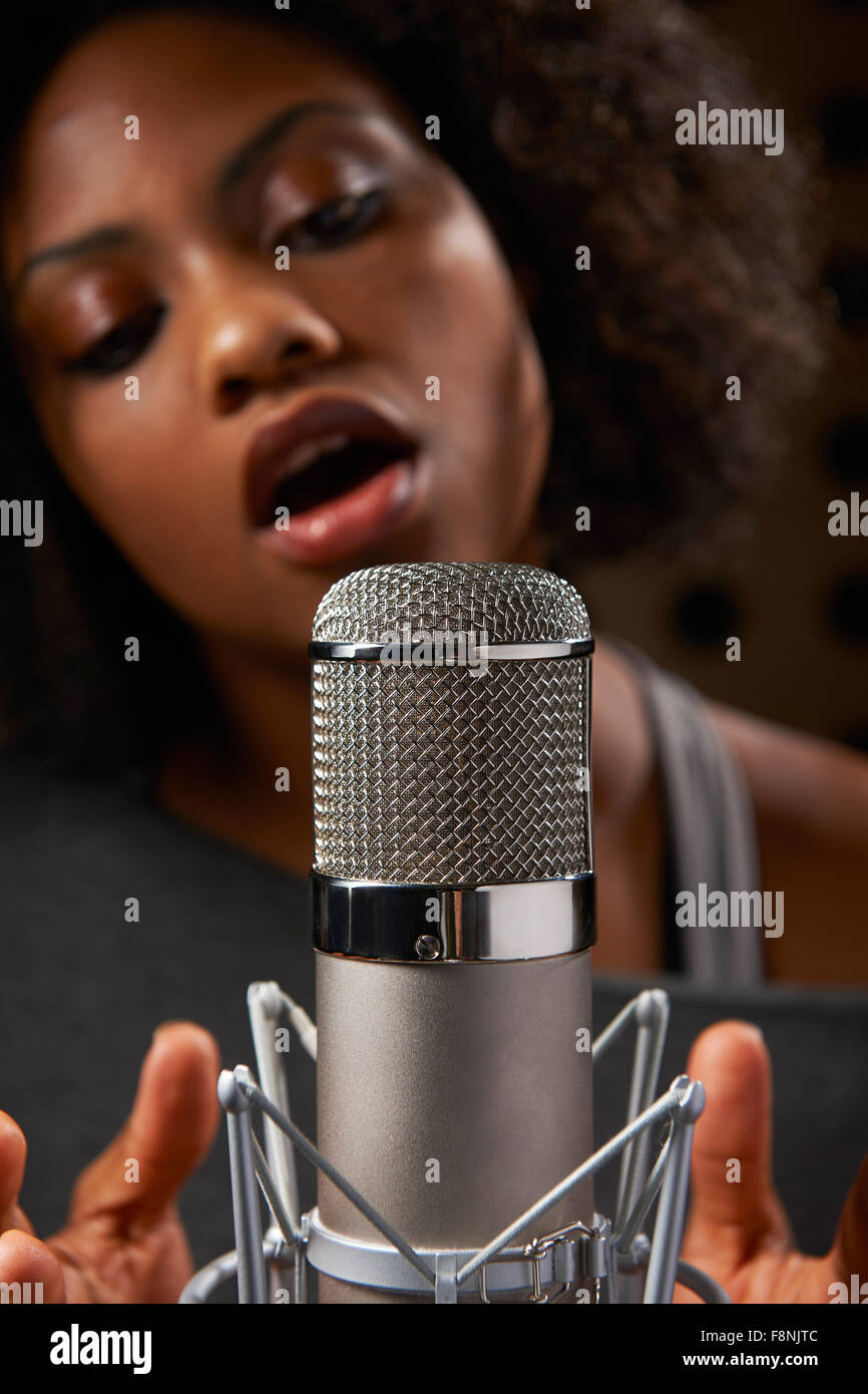 Cantante femminile in studio di registrazione Foto Stock