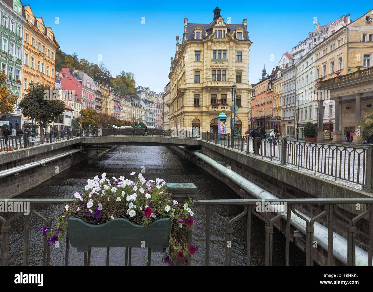 CARLSBAD, REPUBBLICA CECA, Ottobre 10, 2015 - Centro storico della città con il fiume della città termale di Karlovy Vary (Carlsbad) Foto Stock