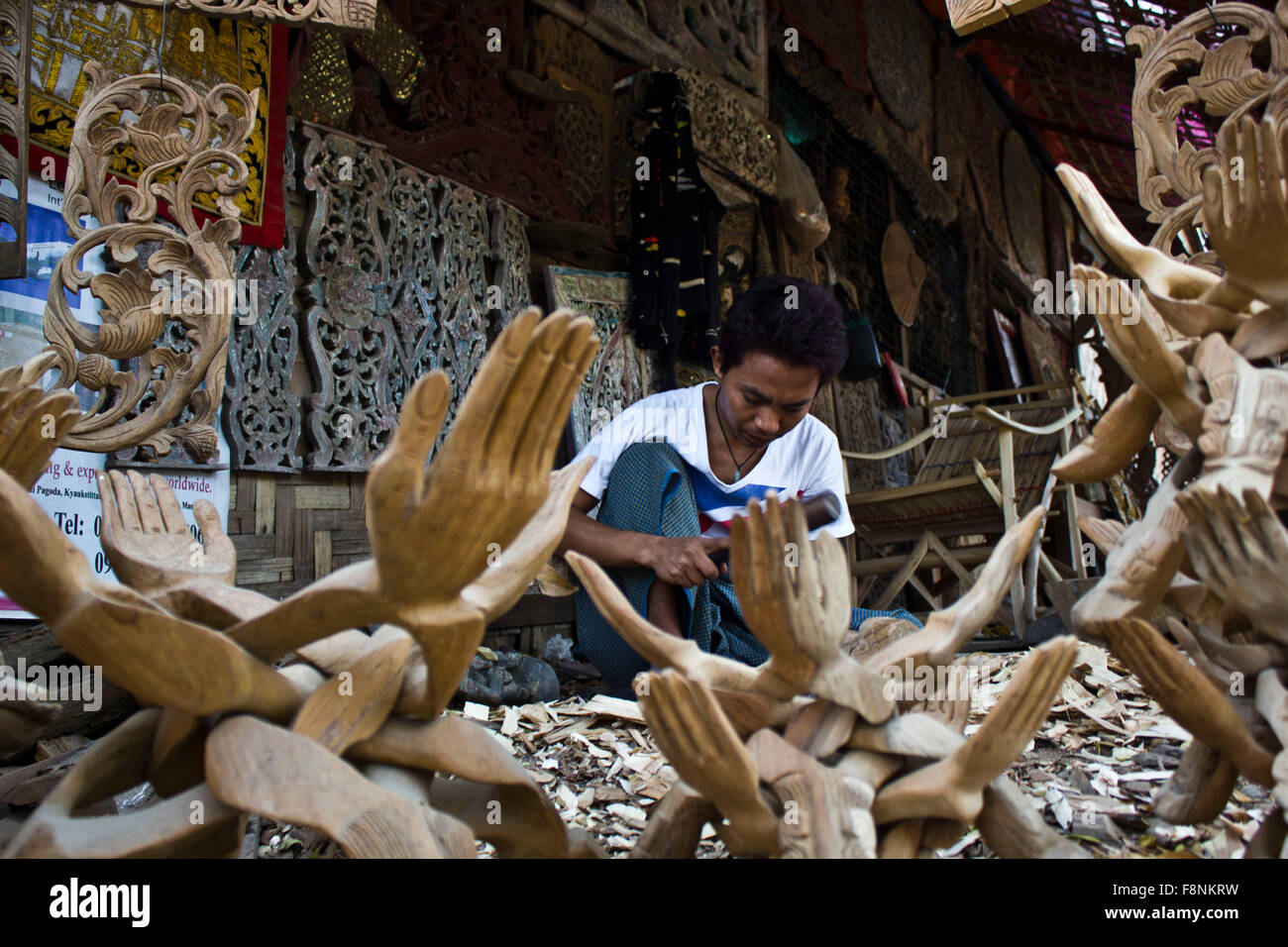 Birmano opere artigianali legno. mage prendere in un piccolo villaggio nella regione di Mandalay Birmania (Myanmar). Una è stata artigiani workinh su Foto Stock