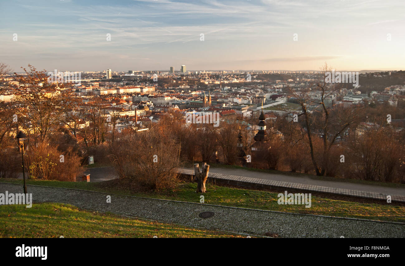 La città di Praga panorama con prato sul frontyard da Petrin Hill durante la bella tardo autunno il giorno Foto Stock