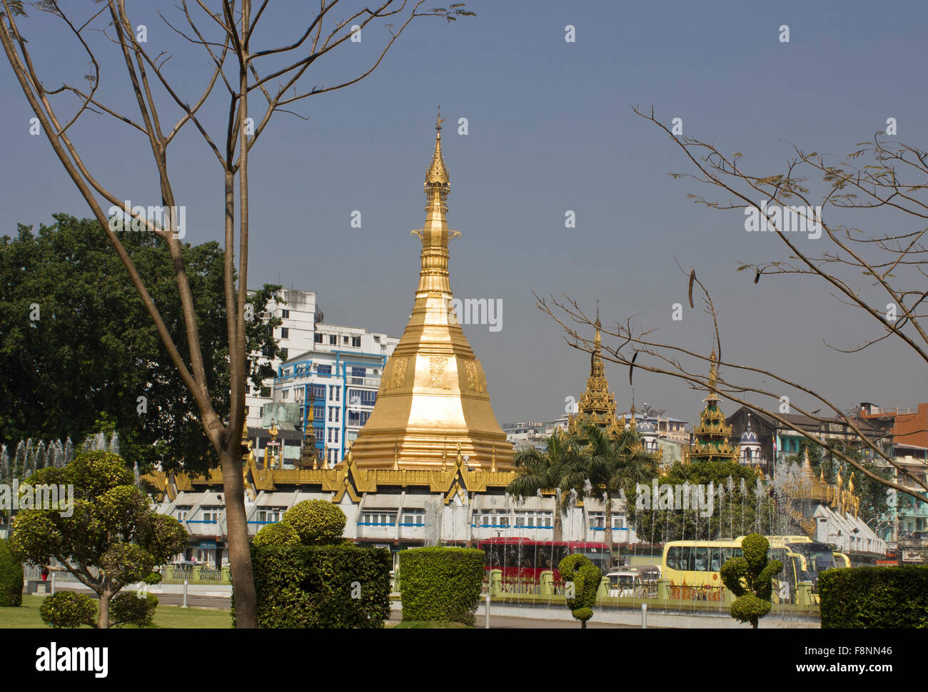 Il centro di Yangon. Yangon è un ex capitale della Birmania (Myanmar). Qui la vista del centro della città con il suo traffico giornaliero e templi in Foto Stock