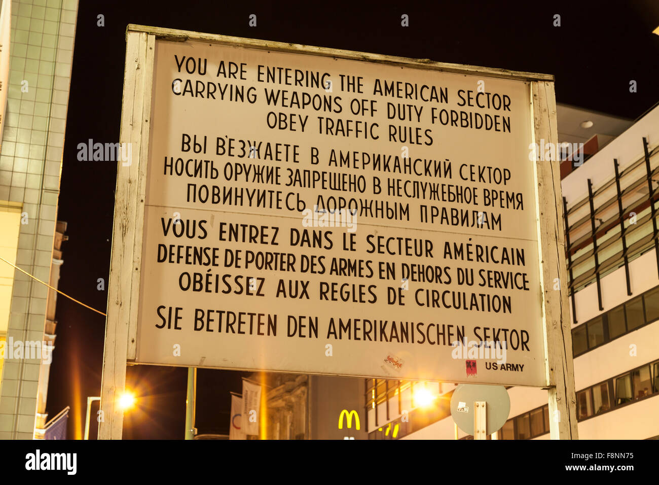 Tafel am Checkpoint Charlie a Berlino Foto Stock