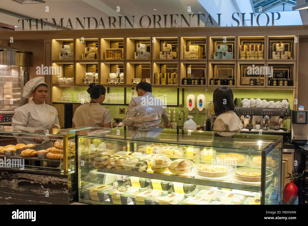 Display di pasticceria al Mandarin Oriental Shop a Emporium Shopping Centre, Sukhumvit Bangkok Foto Stock