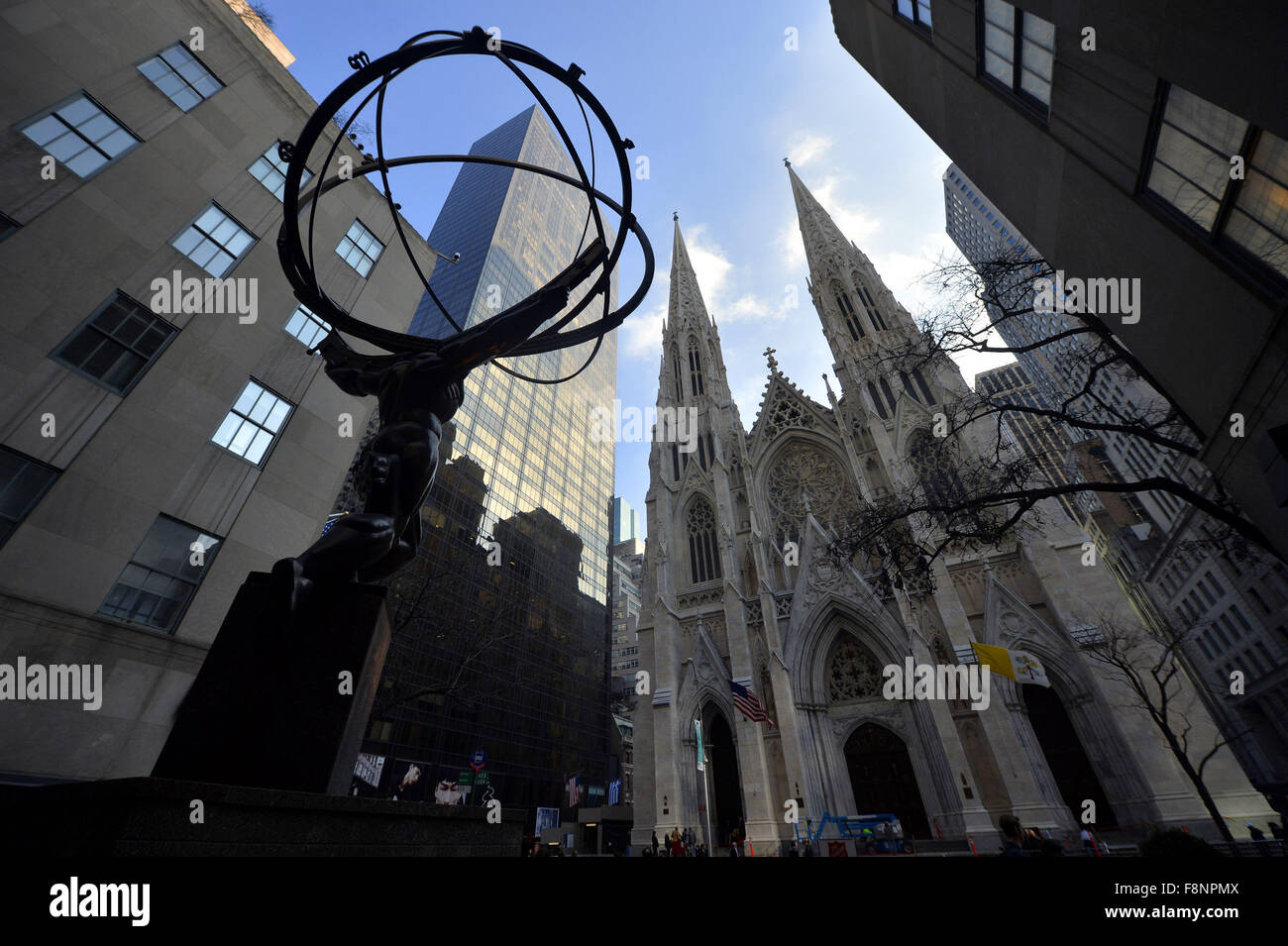 New York, Stati Uniti d'America. Decimo Dec, 2015. Foto scattata a Dic. 10, 2015 mostra la vista generale del Saint Patrick a Manhattan, New York City, Stati Uniti. Il pieno ripristino della Cattedrale di San Patrizio, compresa la pulizia e il ripristino della macchia di finestre di vetro si aspetta di essere completato entro dicembre 2015. È la prima volta che il 135-anno-vecchia cattedrale ha subito questo tipo di restauro, che chiede ai lavoratori di spruzzare il suo esterno in marmo con una miscela di acqua e di perline di vetro per rimuovere decenni" vale la pena di sporcizia. Credito: Wang Lei/Xinhua/Alamy Live News Foto Stock