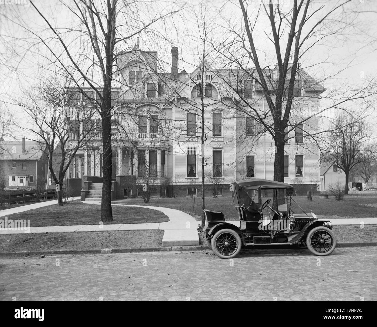 Automobile parcheggiata di fronte casa Three-Story, Detroit, Michigan, USA, 1910 Foto Stock
