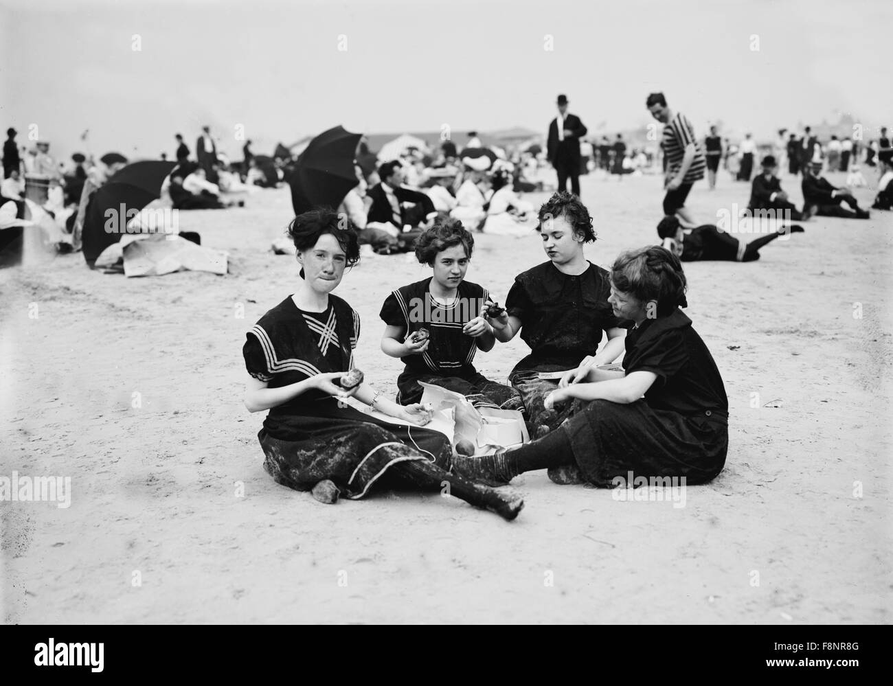 Un gruppo di giovani donne sulla spiaggia, Coney Island, New York, New York, USA, 1900 Foto Stock