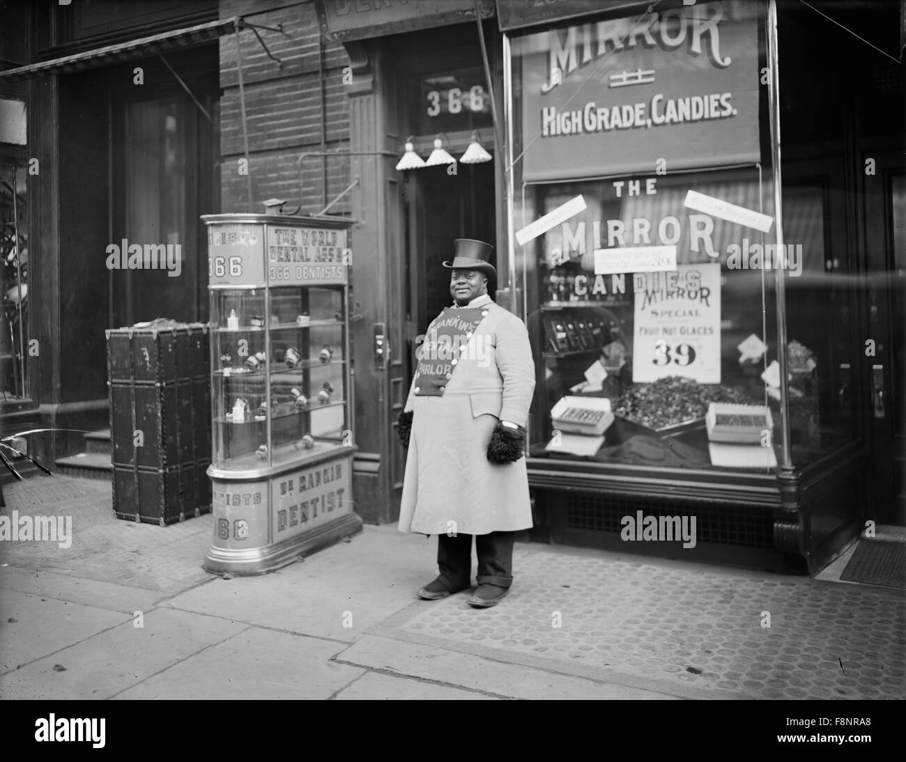 Uomo con segno 'Dr. Rankin del salotto dentale' attaccato al rivestimento, Fifth Avenue, New York New York, USA, 1900 Foto Stock