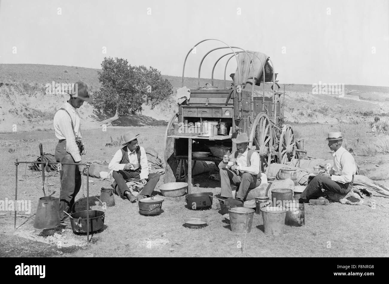 I cowboys e carro al campeggio, Texas, USA, 1900 Foto Stock