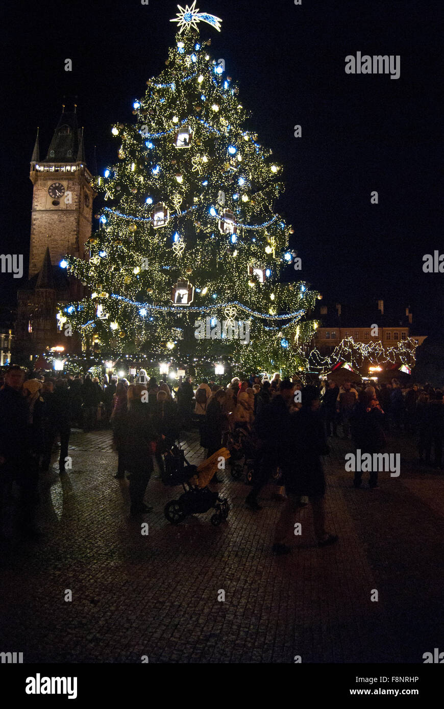 X-mas tree sul Staromestske namesti square nella vicina Praha Foto Stock