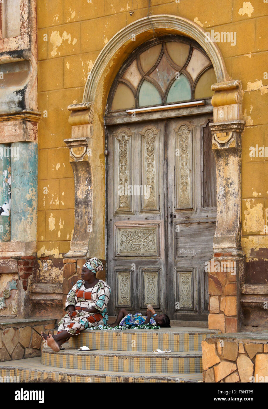Donna e bambino nella parte anteriore del portale ornato di Grand Central moschea, Porto Novo, Benin Foto Stock