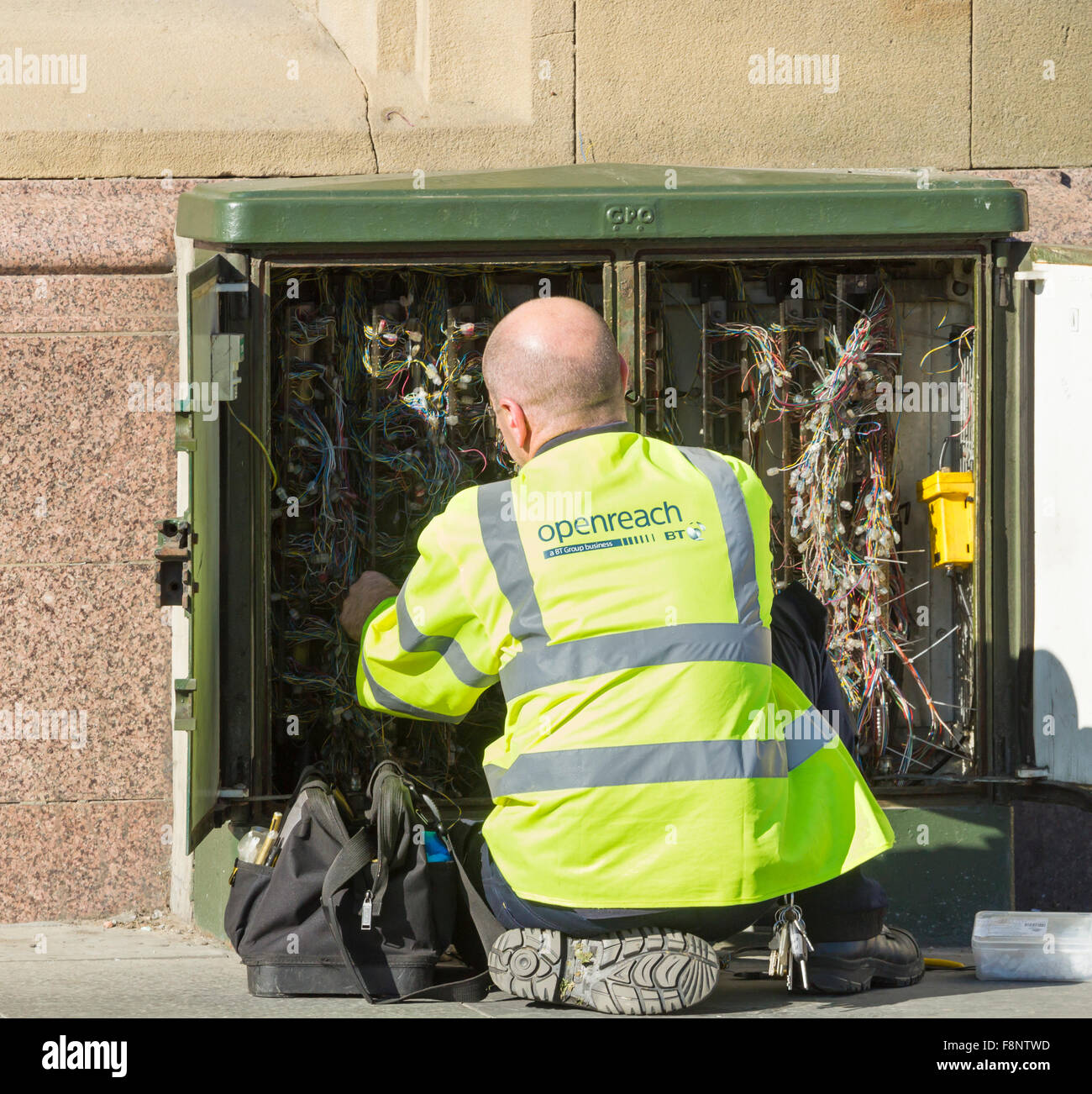 Telefono Openreach ingegnere di lavoro presso il centro della citta' la scatola di giunzione. Regno Unito Foto Stock