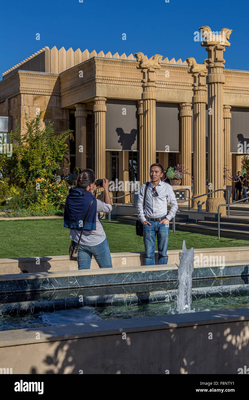 Persone, turisti, sala degustazione vini, sala di degustazione, cantina edificio, Darioush Winery, Silverado Trail, la Valle di Napa NAPA County, California Foto Stock