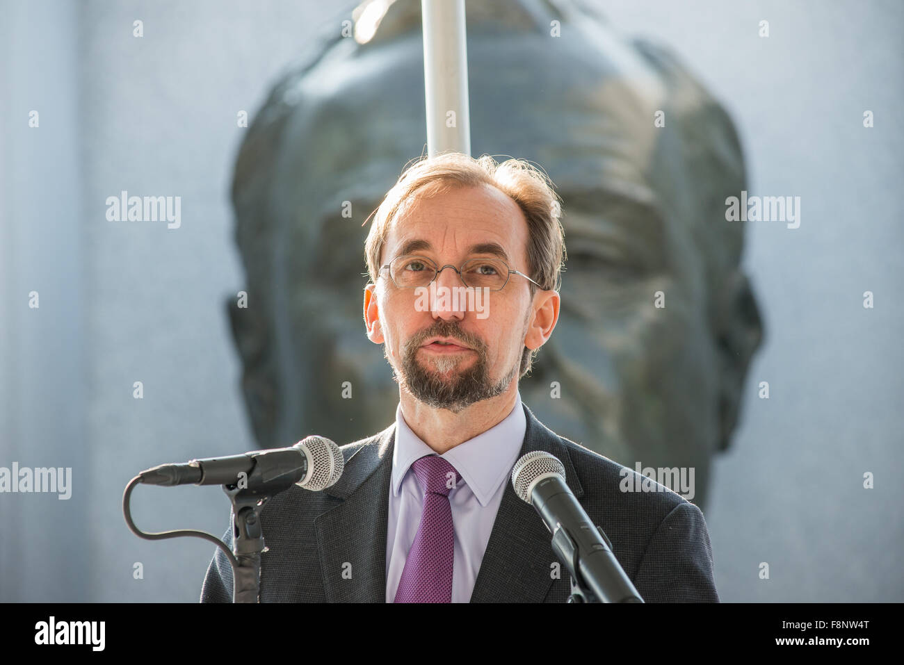 New York, Stati Uniti. Decimo Dec, 2015. L Alto Commissario delle Nazioni Unite per i Diritti Umani Zeid Ra'annuncio Al Hussein parla al pubblico prima che la corona di cerimonia di posa. In occasione della Giornata Internazionale dei Diritti Umani, funzionari delle Nazioni Unite tra cui il Vice Segretario Generale Jan Eliasson, si sono riuniti presso il Roosevelt quattro libertà Park a Roosevelt Island per una ghirlanda di cerimonia di posa e di rendere omaggio a Roosevelt di difesa dei diritti dell'uomo. Credito: Albin Lohr-Jones/Pacific Press/Alamy Live News Foto Stock