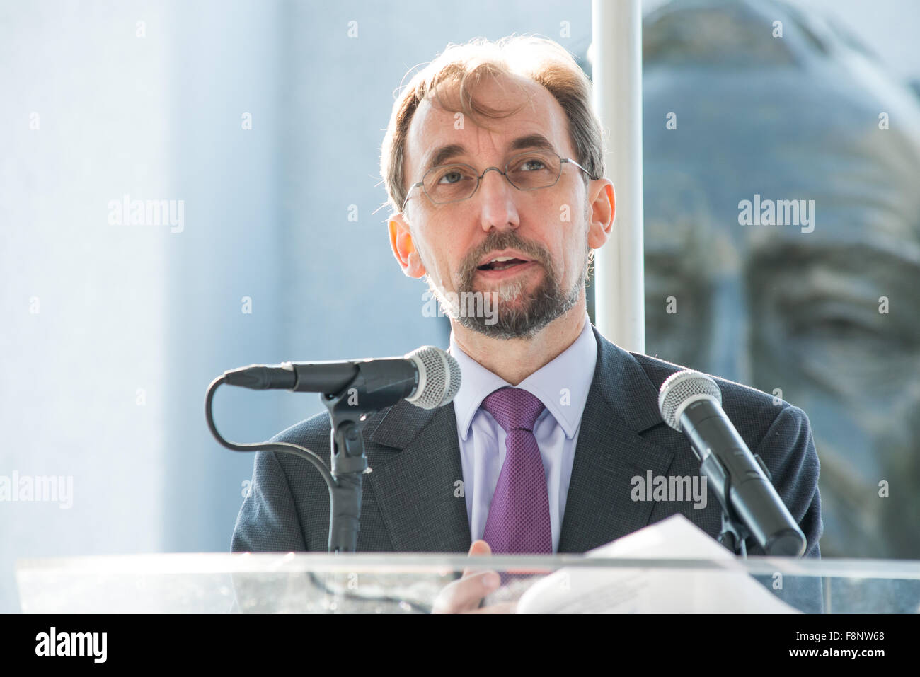 New York, Stati Uniti. Decimo Dec, 2015. L Alto Commissario delle Nazioni Unite per i Diritti Umani Zeid Ra'annuncio Al Hussein parla al pubblico prima che la corona di cerimonia di posa.In occasione della Giornata Internazionale dei Diritti Umani, funzionari delle Nazioni Unite tra cui il Vice Segretario Generale Jan Eliasson, si sono riuniti presso il Roosevelt quattro libertà Park a Roosevelt Island per una ghirlanda di cerimonia di posa e di rendere omaggio a Roosevelt di difesa dei diritti dell'uomo. Credito: Albin Lohr-Jones/Pacific Press/Alamy Live News Foto Stock