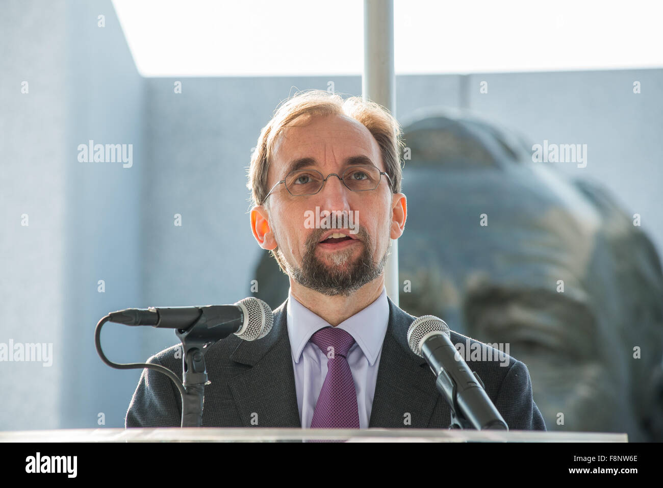 New York, Stati Uniti. Decimo Dec, 2015. L Alto Commissario delle Nazioni Unite per i Diritti Umani Zeid Ra'annuncio Al Hussein parla al pubblico prima che la corona di cerimonia di posa.In occasione della Giornata Internazionale dei Diritti Umani, funzionari delle Nazioni Unite tra cui il Vice Segretario Generale Jan Eliasson, si sono riuniti presso il Roosevelt quattro libertà Park a Roosevelt Island per una ghirlanda di cerimonia di posa e di rendere omaggio a Roosevelt di difesa dei diritti dell'uomo. Credito: Albin Lohr-Jones/Pacific Press/Alamy Live News Foto Stock