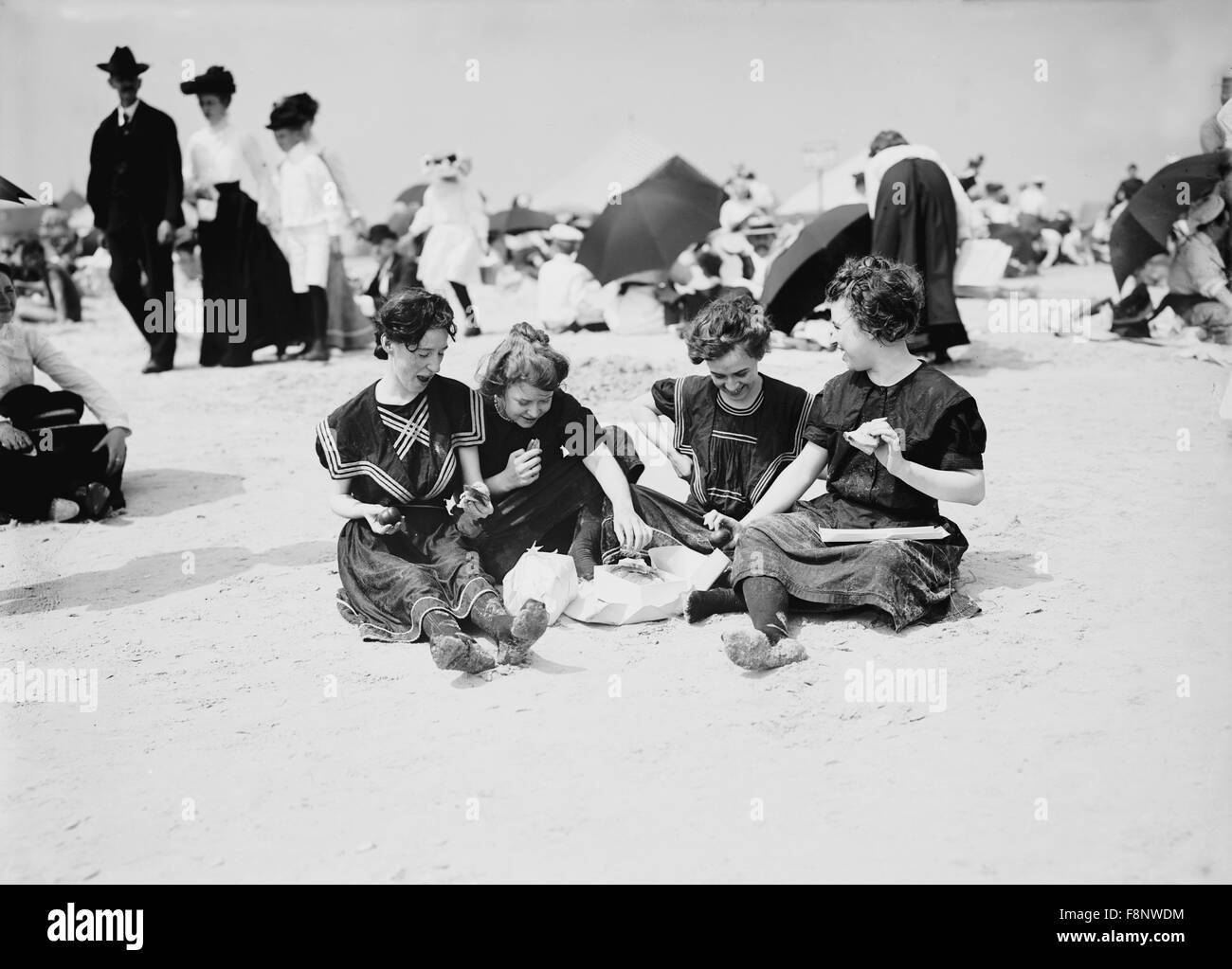 Un gruppo di giovani donne mangiare il pranzo sulla spiaggia, Coney Island, New York, New York, USA, 1900 Foto Stock