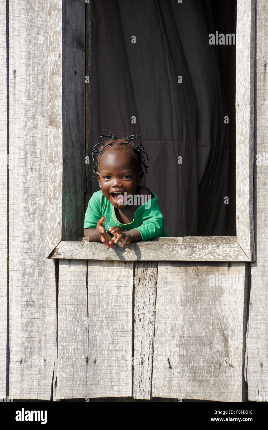 Bambino a guardare fuori dalla finestra della casa, Ganvie villaggio di pescatori, Benin Foto Stock