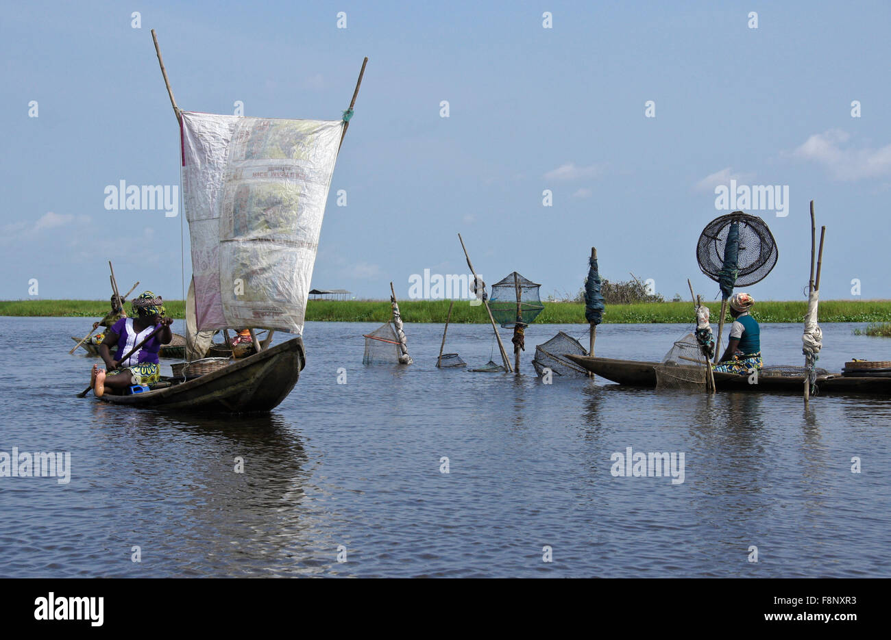 Le donne da Ganvié villaggio di pescatori, Lago Nokwe, Benin Foto Stock