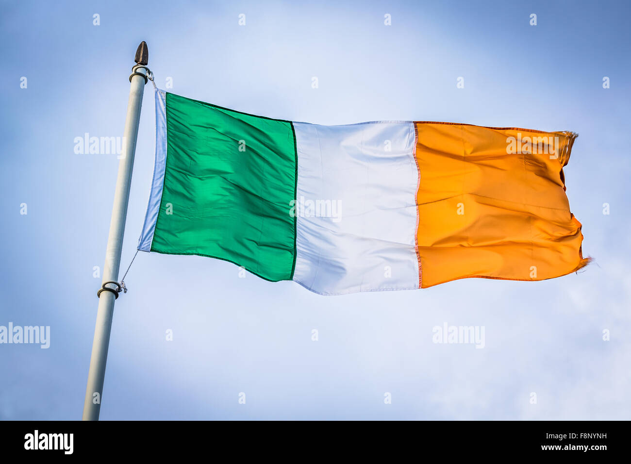 La bandiera irlandese Vola nel vento in Irlanda Foto Stock