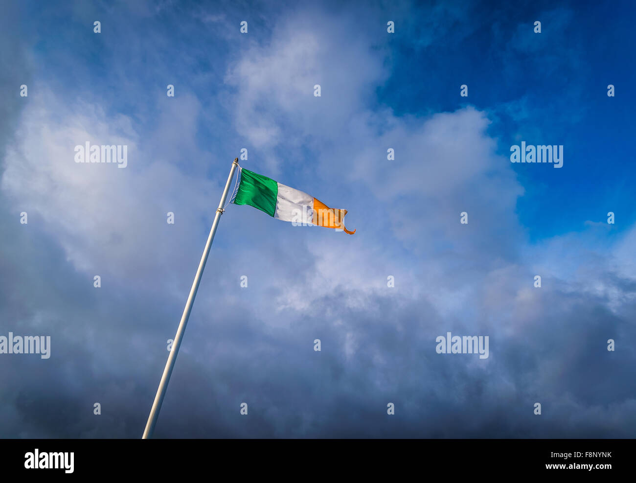 Il Tricolore irlandese vola sopra il cimitero di Milltown a Belfast Foto Stock