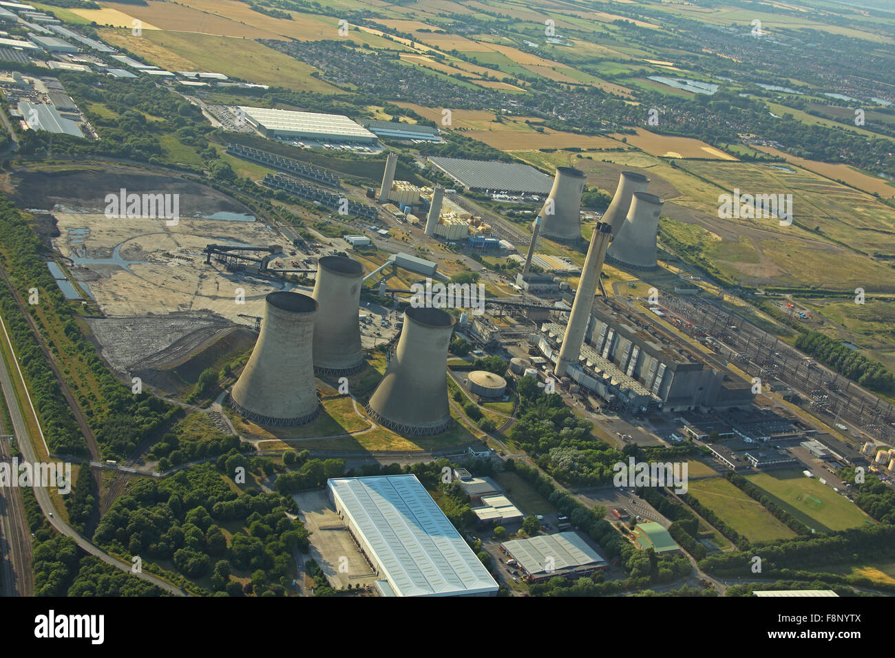 Una veduta aerea di Didcot Coal Fired power station che mostra le torri di raffreddamento e un enorme camino così come le turbine hall. Foto Stock