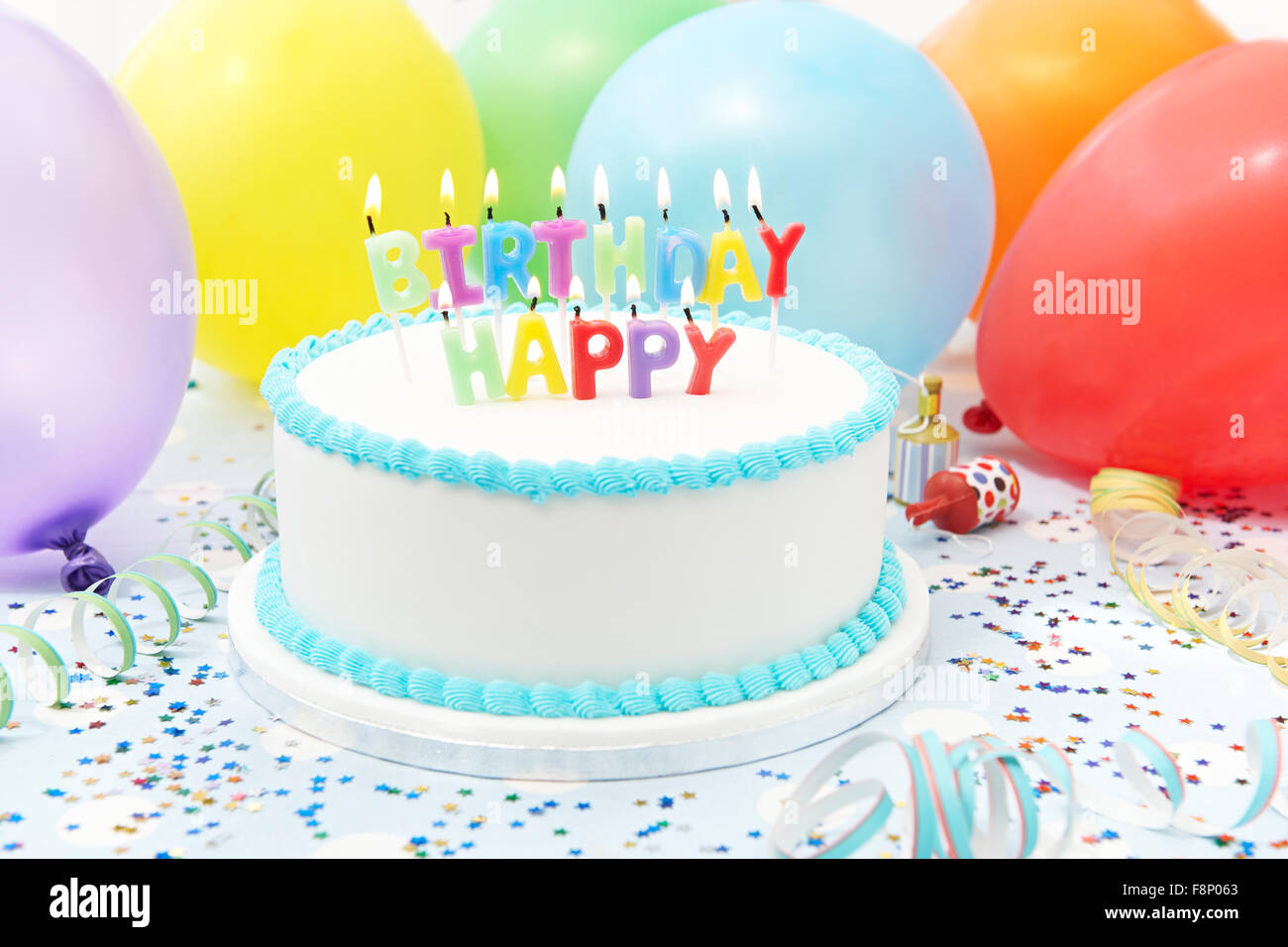 Celebrazione torta con candele ortografia Buon compleanno Foto Stock