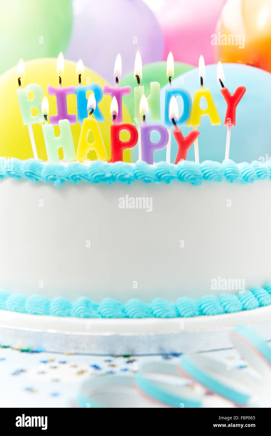 Celebrazione torta con candele ortografia Buon compleanno Foto Stock