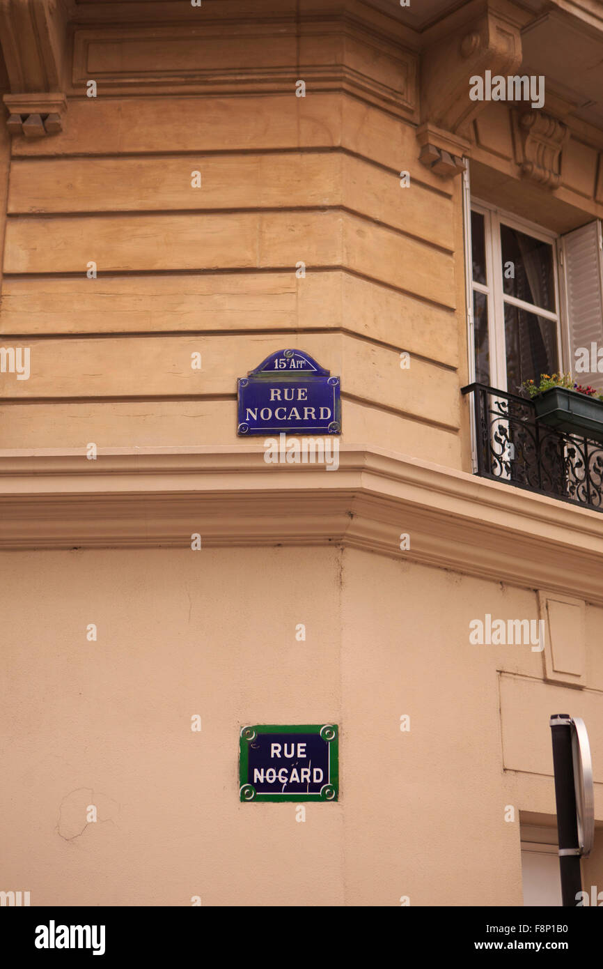 Un cartello stradale indica la Rue Nocard nel XV arrondissement di Parigi, Francia. Foto Stock